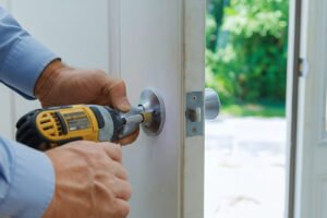Locksmith for jammed lock